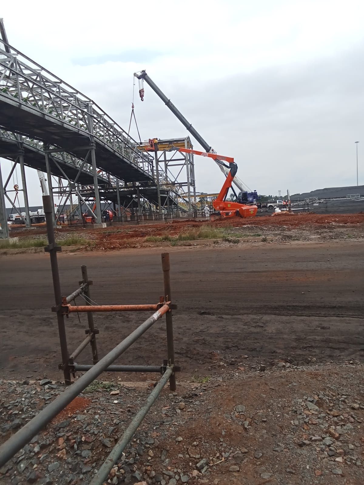 Steel structure and crane on a Wenzekahle project site